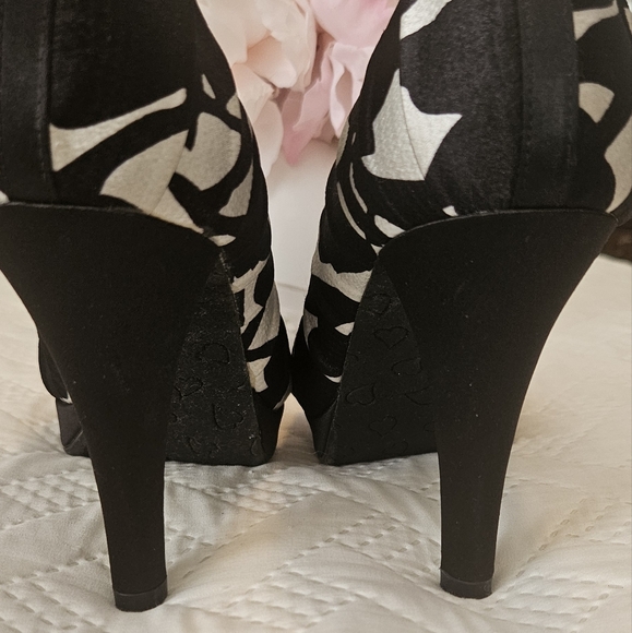 Michelangelo High (3-3.9 in) Heel Height Heels for Women Black and White - Picture 7 of 8